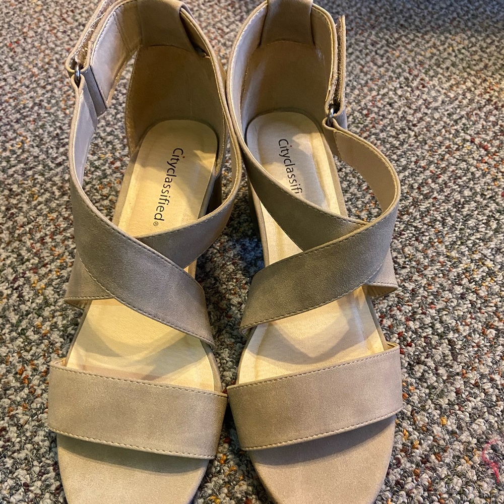 NEW size 10 taupe strappy heels